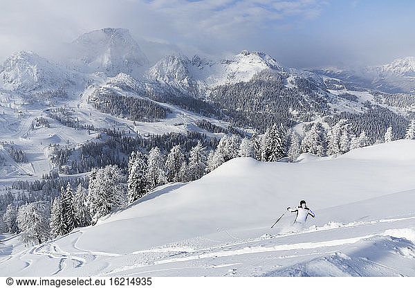 Österreich  Kärnten  Person beim Skifahren im Schnee