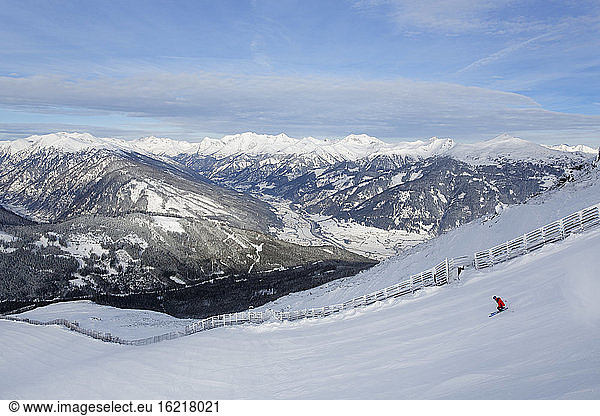 Österreich  Kärnten  Salzburg  Person beim Skifahren im Schnee
