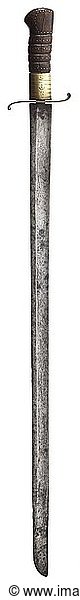 Ã–STERREICH KAISERREICH  Klinge eines Pallasch M 1786 ZeitgenÃ¶ssisch  neu montiert. RÃ¼ckenklinge (fleckig  leicht verbogen) mit beidseitiger Hohlbahn und geÃ¤tztem Doppeladler  terzseitig an der Klingenwurzel die Gravur '1818'. In nicht zugehÃ¶rigem aber zeitgenÃ¶ssischem KreuzgefÃ¤ÃŸ mit gerilltem Holzgriff und MessingbeschlÃ¤gen. KlingenlÃ¤nge 83 cm  GesamtlÃ¤nge 97 5 cm. Gebrauchs- und Altersspuren.
