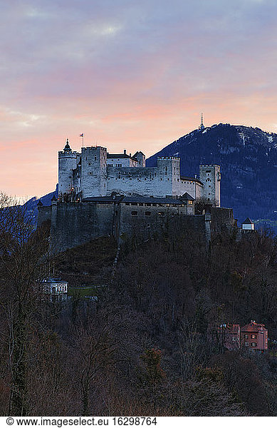 Österreich  Land Salzburg  Salzburg  Blick vom Mönchsberg zur Burg Hohensalzburg bei Sonnenuntergang