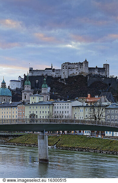 Österreich  Land Salzburg  Salzburg  Festung Hohensalzburg mit Altstadt und Türmen des Salzburger Doms  Fluss Salzach
