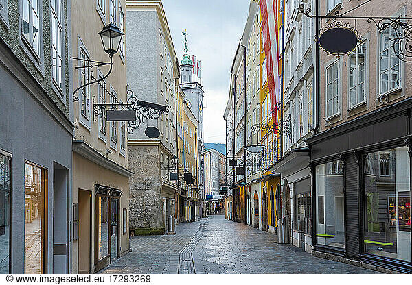 Österreich  Land Salzburg  Salzburg  Geschäfte in der historischen Getreidegasse
