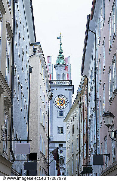 Österreich  Land Salzburg  Salzburg  Getreidegasse mit Uhrenturm des Alten Rathauses im Hintergrund