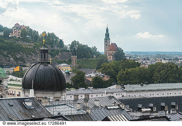 Österreich  Land Salzburg  Salzburg  Historische Altstadt mit Kuppel der römisch-katholischen Kirche Heilige Dreifaltigkeit im Vordergrund