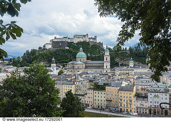 Österreich  Land Salzburg  Salzburg  Historische Altstadt mit Salzburger Dom und Festung Hohensalzburg im Hintergrund
