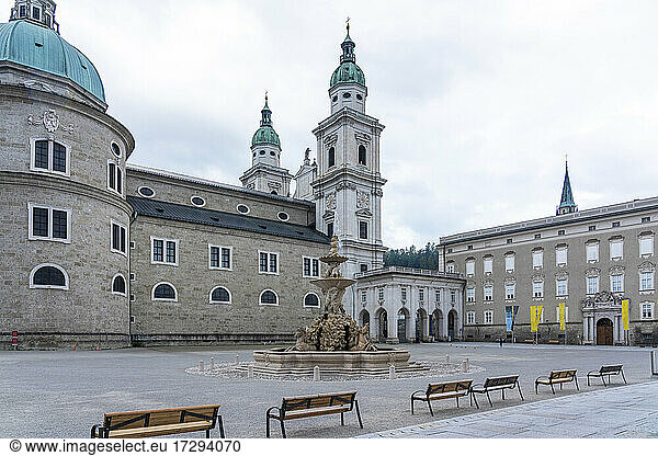 Österreich  Land Salzburg  Salzburg  Leerer Residenzplatz mit Residenzgalerie und Salzburger Dom im Hintergrund