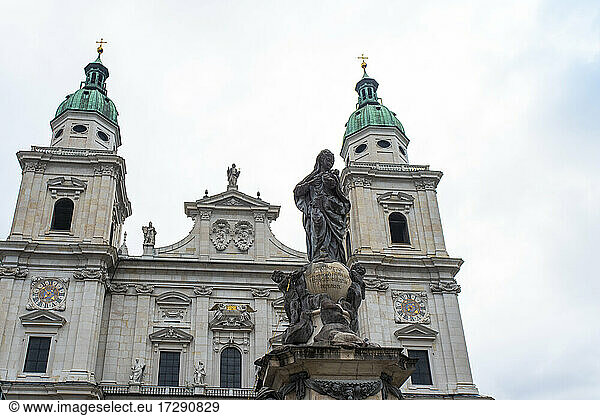 Österreich  Land Salzburg  Salzburg  Marienstatue vor dem Salzburger Dom