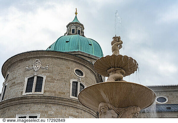 Österreich  Land Salzburg  Salzburg  Residenzbrunnen mit Kuppel des Salzburger Doms im Hintergrund