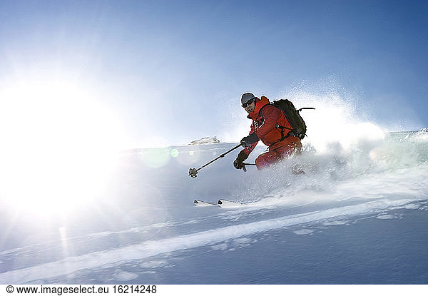 Österreich  Mann beim Skifahren im Pulverschnee im Salzburger Land