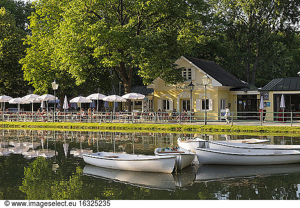 Österreich  Niederösterreich  Baden  Doblhoff Park mit Teich und Cafe