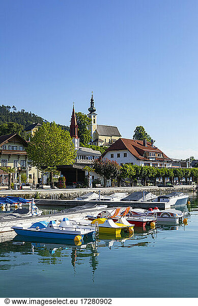 Österreich  Oberösterreich  Attersee am Attersee  Tretboote im Sommer im Yachthafen eines Dorfes am Seeufer