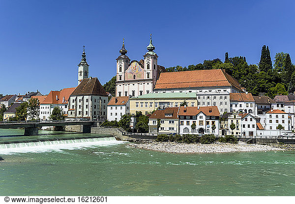 Österreich  Oberösterreich  Steyr  Blick auf den Fluss Enns und die Michaelskirche
