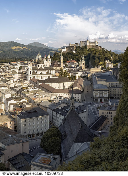Österreich Salzburg Blick auf die Stadt mit Schloss Hohensalzburg im Hintergrund