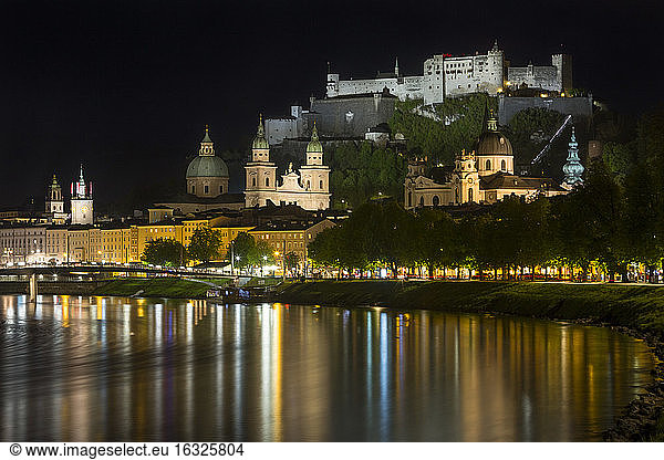Österreich  Salzburg  Burg Hohensalzburg bei Nacht