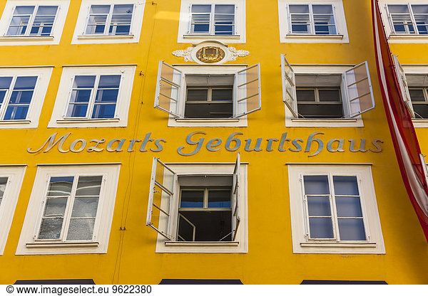Österreich  Salzburg  Fassade von Mozarts Geburtshaus in der historischen Altstadt