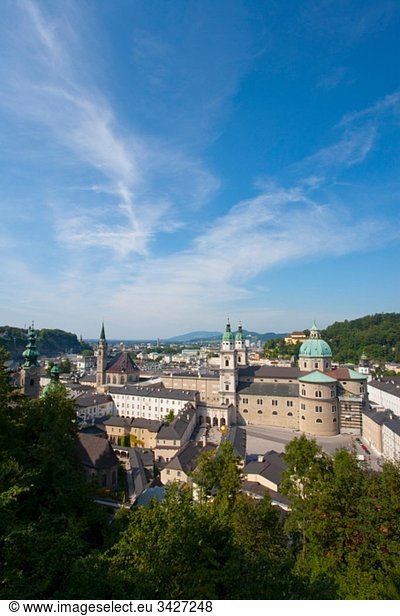Österreich  Salzburg  Stadtbild mit Franziskanerkirche und Dom