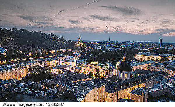 Österreich  Salzburger Land  Salzburg  Altstadt in der Abenddämmerung