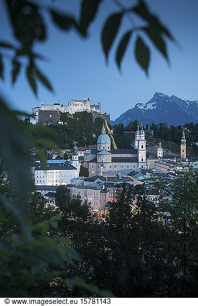 Österreich  Salzburger Land  Salzburg  Altstadt und Berg in der Abenddämmerung