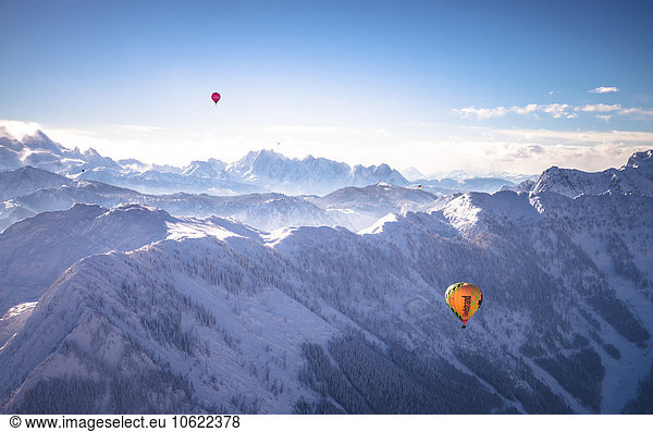 Österreich  Salzkammergut  Heißluftballons über den Alpen