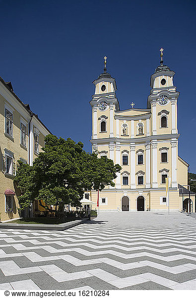 Österreich  Salzkammergut  Mondsee  Basilika  Ansicht der Kirche