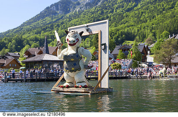Österreich  Steiermark  Bad Aussee  Narzissenfest  Kuh auf Boot