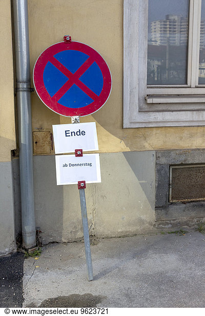 Österreich  Stoppschild an Hausfassade gelehnt