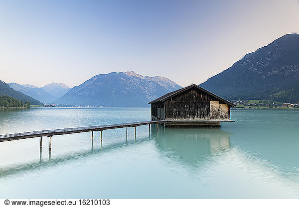 Österreich  Tirol  Blick auf das Bootshaus am Achensee