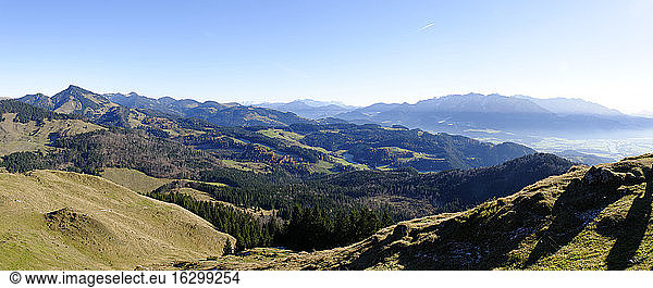 Österreich  Tirol  Inntal  Blick vom Kranzhorn zum Spitzstein  die Berge um Reit im Winkl  Zahmer Kaiser  Wilder Kaiser