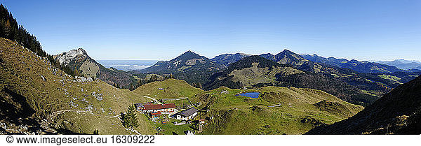 Österreich  Tirol  Inntal  Kranzhornhütte  Alm Kranzhorn vor Heuberg  Hochries  Spitzstein und die Berge um Reit im Winkl