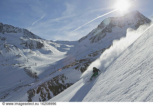 Österreich  Tirol  Älterer Mann beim Skifahren auf der Piste