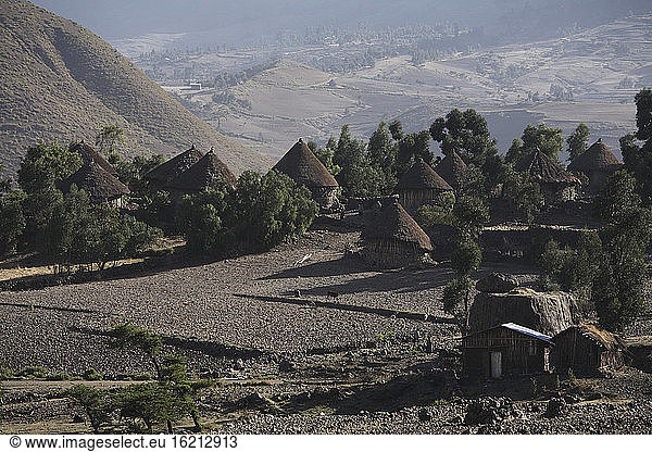 Äthiopien  Bergdorf  Strohhütten