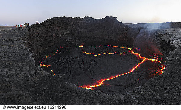 Äthiopien  Blick auf die Lava am Erta Ale  Menschen im Hintergrund