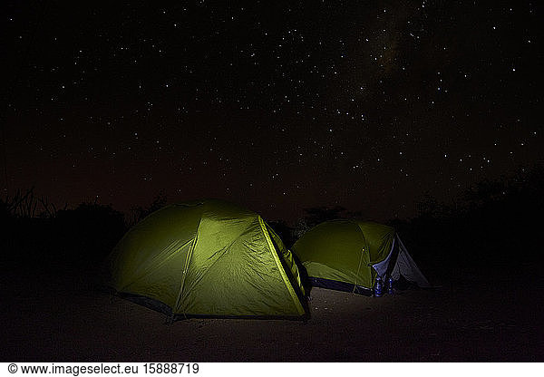 Äthiopien  Turmi  Sterne über aufgebauten Zelten in der Nacht
