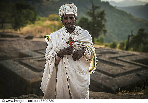 Äthiopisch-orthodoxer Christ  Pilger mit Kreuz; Lalibela  Äthiopien
