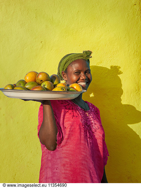 Äthiopische Frau  die Mangos verkauft  Addis Abeba  Äthiopien