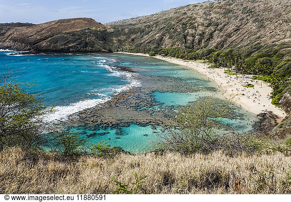 'Turquoise ocean water in Hanauma Bay; Oahu  Hawaii  United States of America'