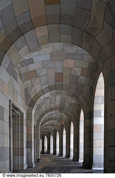 Äußerer Säulengang der unvollendeten Kongresshalle am ehemaligen Reichsparteitagsgelände  Dokumentationszentrum Reichsparteitagsgelände