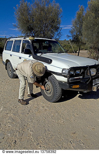 4WD-Fahrer passen den Reifendruck für das Fahren auf Sand an  Südaustralien
