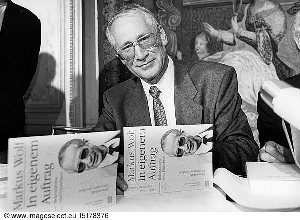 Ãœ Wolf  Dr. Markus  19.1.1923 - 9.11.2006  deut. Politiker  Halbfigur  bei der Buchvorstellung seines Buches 'In eigenem Auftrag'  1992