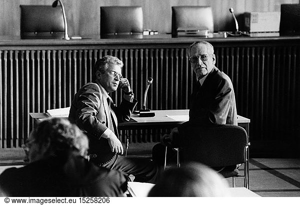 Ãœ Wolf  Dr. Markus  19.1.1923 - 9.11.2006  deut. Politiker  Halbfigur  mit seinem Anwalt  vor Gericht  1993