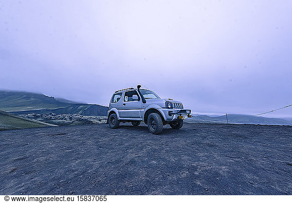 4x4 auf einem Hügel im isländischen Hochland neben einem Vulkan geparkt