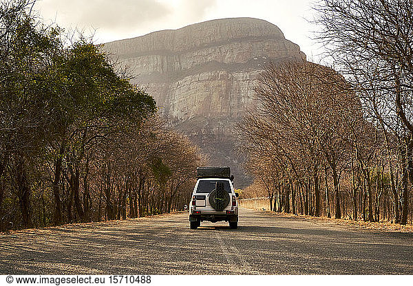 4x4 auf einer Landstraße mit einem Berg im Hintergrund  Limpopo  Südafrika