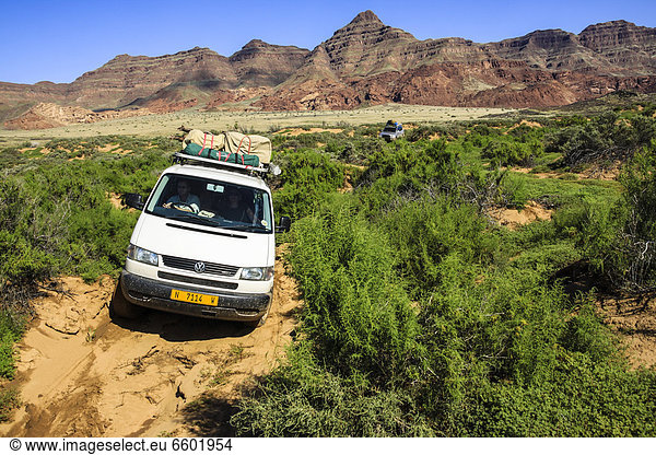 4x4  Auto im Huab  Trockenfluss  Sumpfgebiet  Damaraland  Namiba  Afrika