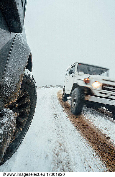 4x4-Autos fahren über verschneite und vereiste Straßen auf Teneriffa