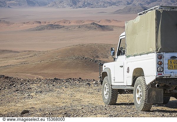4x4 Fahrzeug auf einem kleinen Hügel  Wüstenlandschaft  Kaokoveld  Namibia  Afrika
