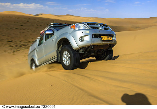 4x4 Geländewagen in Namib Wüste  Namib Naukluft Park  Namibia  Afrika