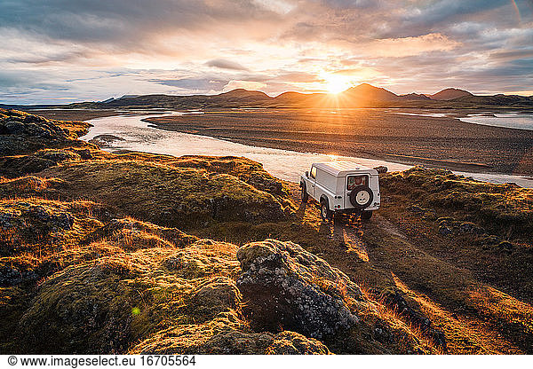 4x4 Truck mit Blick auf den Sonnenaufgang in Island