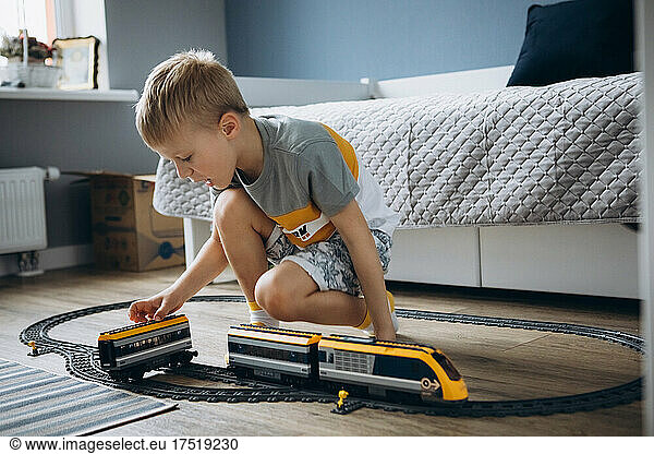 6 year old boy playing constructor