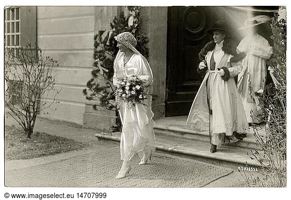 A4 Antonia  7.10.1899 - 31.7.1954  Kronprinzessin von Bayern 7.4.1921 - 31.7.1954  bei ihrer Hochzeit mit Kronprinz Rupprecht  SchloÃŸ Hohenburg bei Lengries  7.4.1921  Fotopostkarte