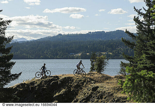 A couple enjoy a view of the Columbai River while biking in Oregon.